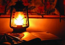 সুন্দরবনের উপকূলে হারিয়ে যাচ্ছে গ্রামবাংলার ‘হারিকেন’:ঐতিহ্যের আলো আজ স্মৃতির পাতায়